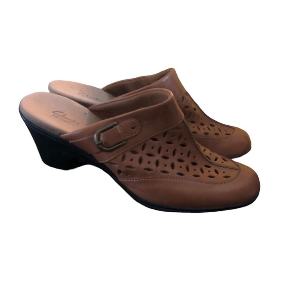 Clarks Bendables Laser-Cut Leather Clog Sz. 10M Leather Classic 2.75” Heel - Picture 1 of 6